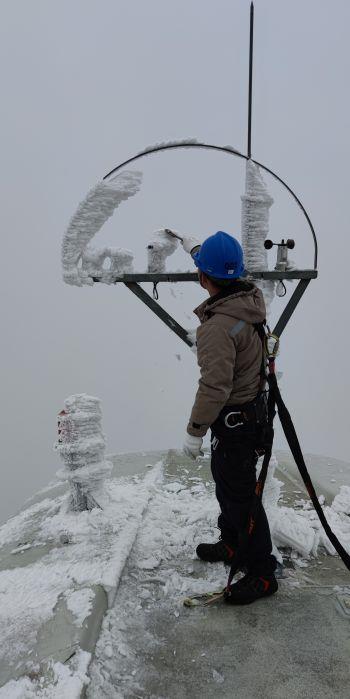 檢修人員在機艙外部清理風向標，確保后續安全啟機（拍攝者：劉宇）
