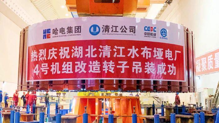 3、水布埡電廠4號機組轉子吊裝（向睿 攝）