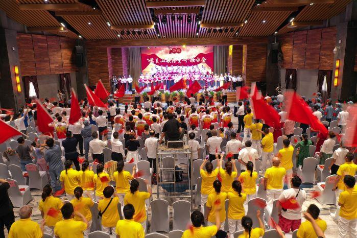 12、清江公司“唱支山歌給黨聽”歌詠會現(xiàn)場（呂新宇 攝）