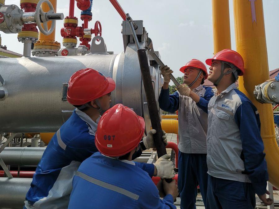 鄂東維搶隊檢修過濾分離器（拍攝：胡俊）