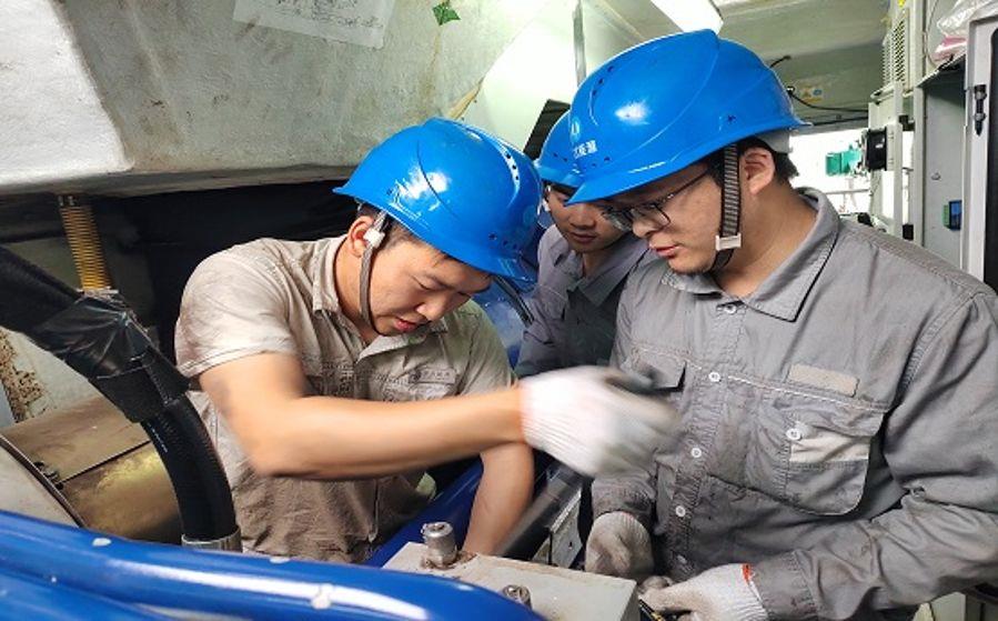 檢修人員正在處理風(fēng)機(jī)變槳系統(tǒng)故障(攝影:劉運(yùn)樓) 檢修人員正在處理風(fēng)機(jī)變槳系統(tǒng)故障(攝影:劉運(yùn)樓)