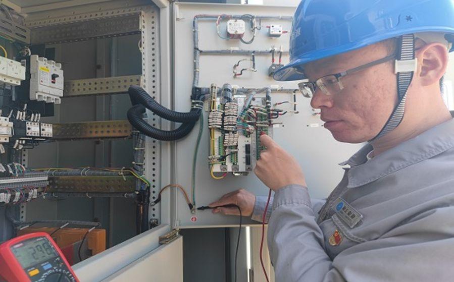 周猛在檢查設(shè)備(攝影:劉軒) 周猛在檢查設(shè)備(攝影:劉軒)