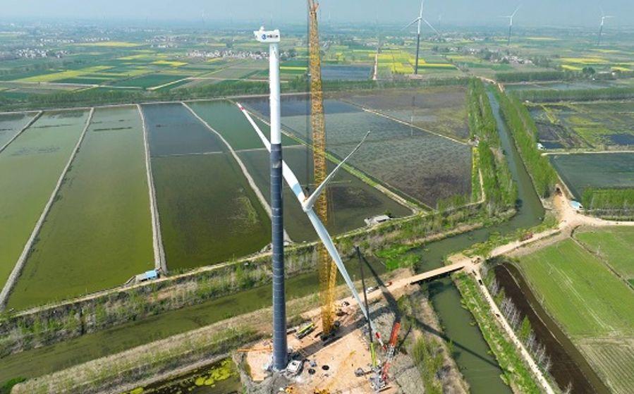 湖北能源首個超高混塔平原風(fēng)電項目——新能源公司天門凈潭風(fēng)電場風(fēng)機葉片吊裝