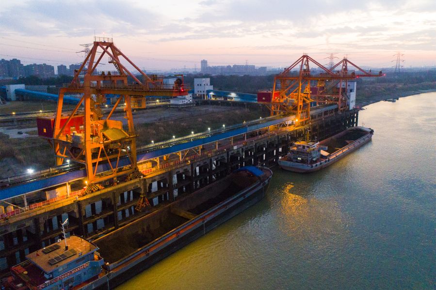 傍晚時分碼頭緊張接卸燃煤(攝影:王鑫) 傍晚時分碼頭緊張接卸燃煤(攝影:王鑫)