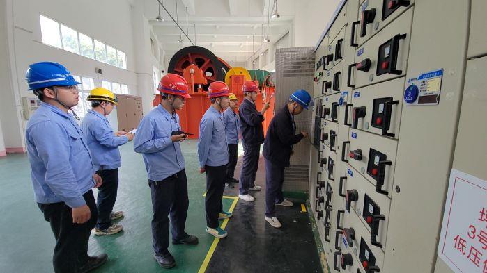 設(shè)備操作（攝影：萬(wàn)芳）