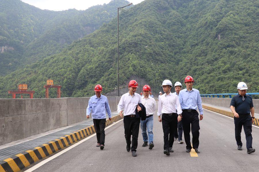 現場檢查江坪河電站（攝影：黃勁松）