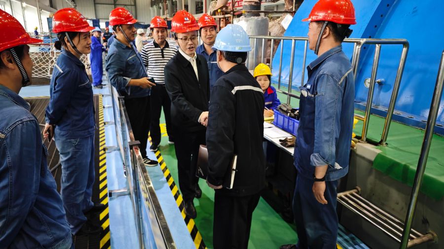 朱承軍慰問鄂州發電公司值班人員 朱承軍慰問鄂州發電公司值班人員