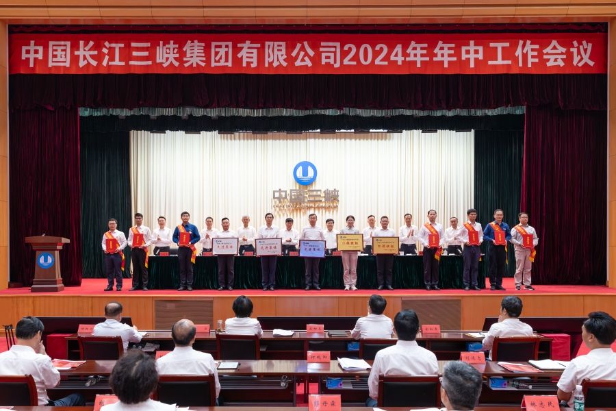 受表彰代表上臺領獎（攝影：雷海超）